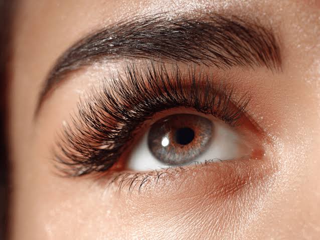 Eyelash Glue Injuries: The Risks of Eyelash Extensions and What to Do